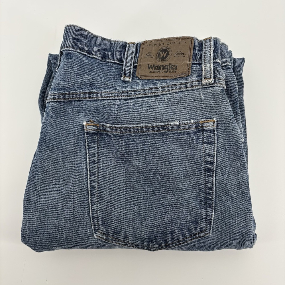 Wrangler Authentic Jeans Mens 36x32 (Fits 36x31) Relaxed Fit Distressed